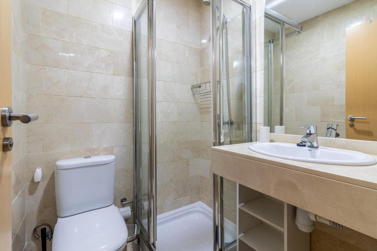 Dom wakacyjny Flatguest San Fernando + 4bdr + Terrace + Parking
